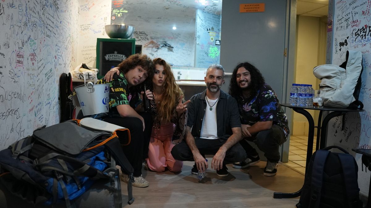 Mar Sánchez y la banda Electric Bloom juntos entre bambalinas tras un concierto
