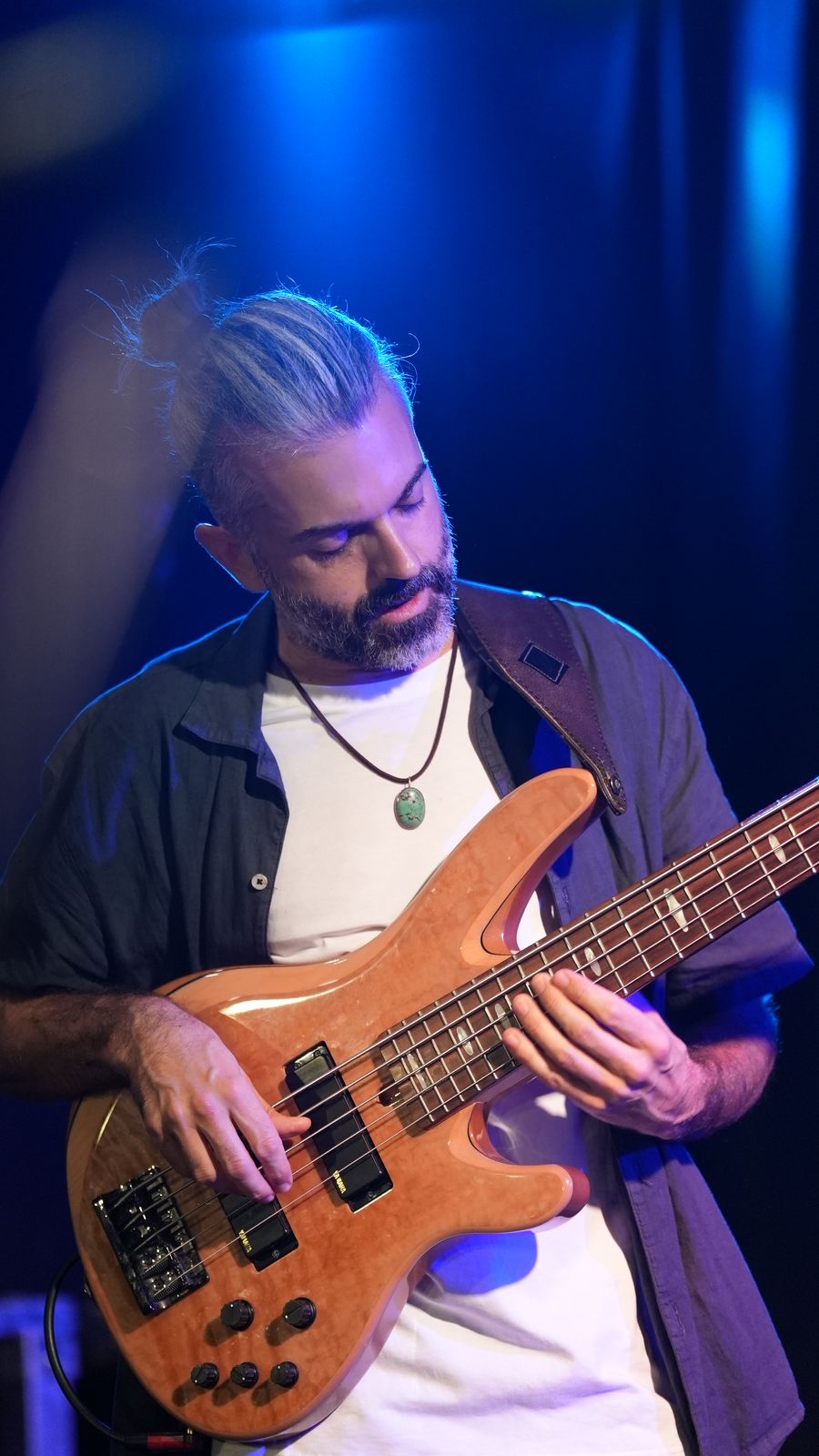 Pablo Cadenas tocando el bajo eléctrico en directo