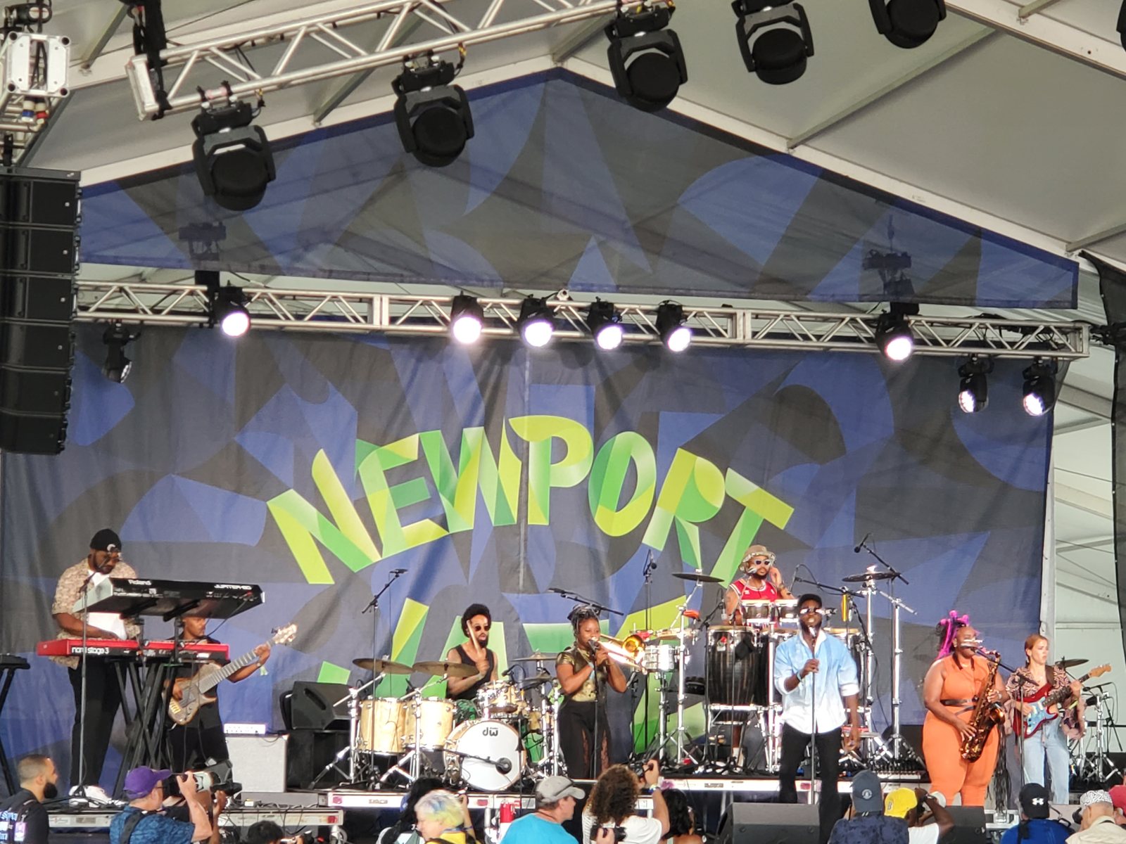 Mar Sánchez tocando en directo en el Newport Jazz Festival 2024, durante la gira con Cimafunk por Estados Unidos