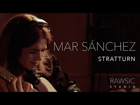 Mar Sánchez and the Electric Bloom tocando Stratturn en sesión de estudio con Rawsic Studio