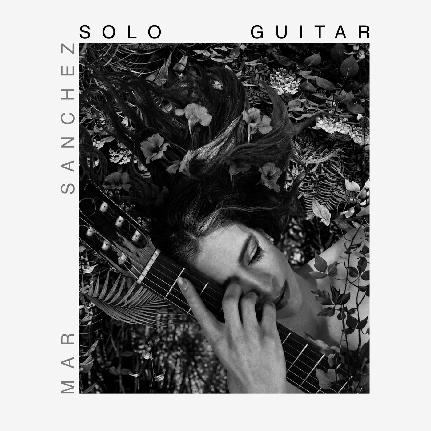 Portada del disco Solo Guitar de Mar Sánchez: retrato en blanco y negro entre flores, con el título en tipografía minimalista